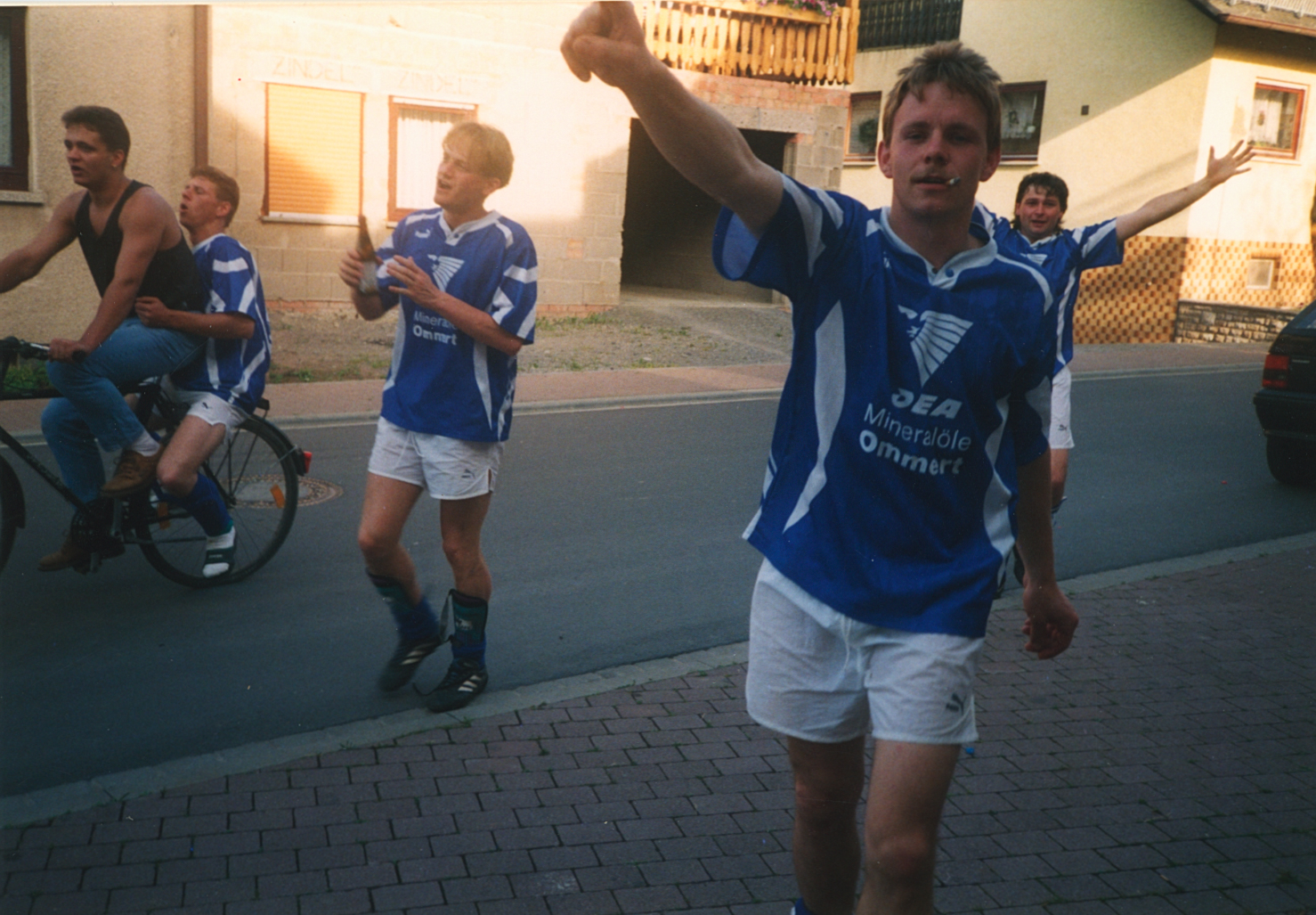 Die Fußballer des TVM feiern den Aufstieg am 28.5.1995